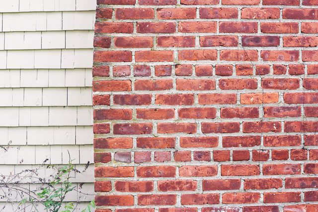 Comment patcher les trous dans un mur de briques
