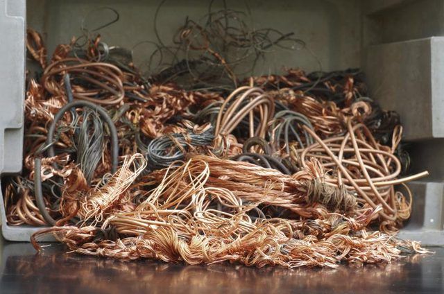Les fils de cuivre sont recyclés à un ferrailleur.