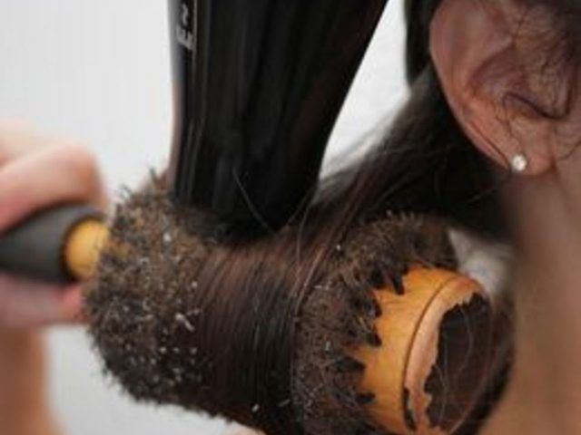 Comment lisser les cheveux avec sèche-Blow-un