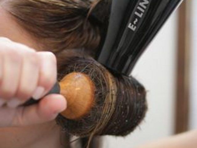 Comment lisser les cheveux avec sèche-Blow-un