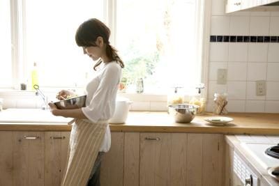 Femme ingrédients de cuisson dans la cuisine