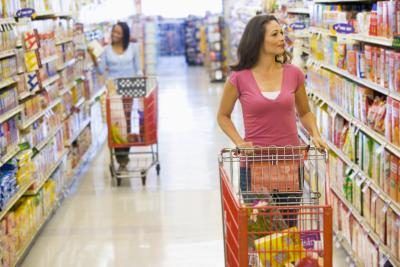 Femmes shopping en épicerie et horizontale