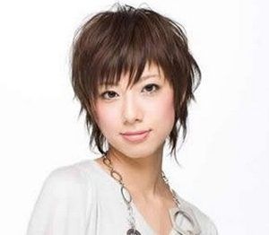 Un exemple d'une courte pixie coupe de cheveux style japonais.