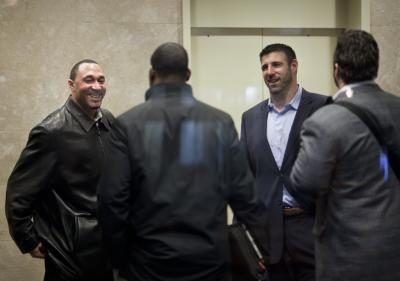 Un groupe d'hommes se réunissent pour une réunion du contrat NFL.