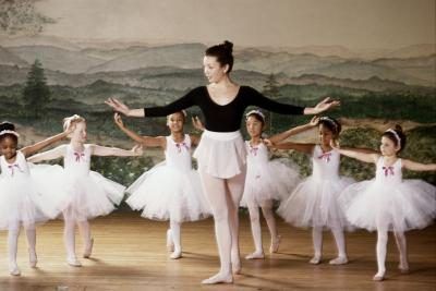Un professeur de danse enseigne des techniques pour les enfants de tous âges.