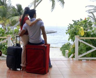 Couple avec des bagages à l'hôtel