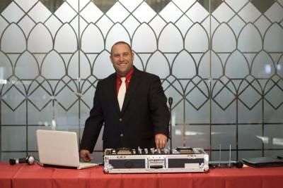Le mariage DJ se spécialise dans les rassemblements sociaux