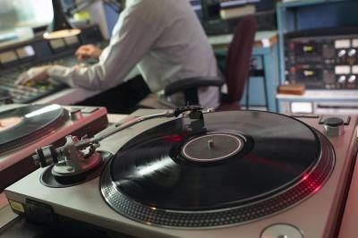 La radio DJ peut être soit l'annoncer ou de la table de mixage ou les deux