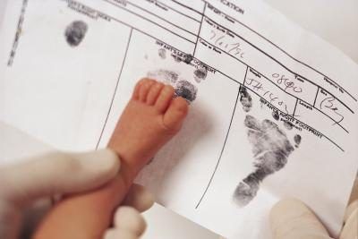 Apporter des modifications à un certificat de naissance nécessite une ordonnance du tribunal de la Cour des successions.