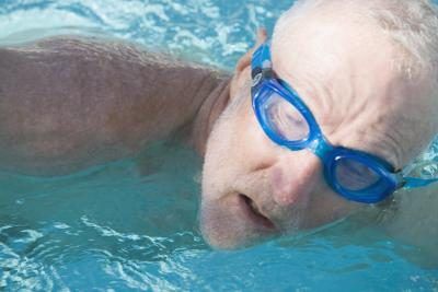 La natation est difficile à supporter pour les personnes souffrant de scoliose.