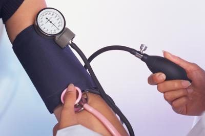 Un test de médecin la pression artérielle.