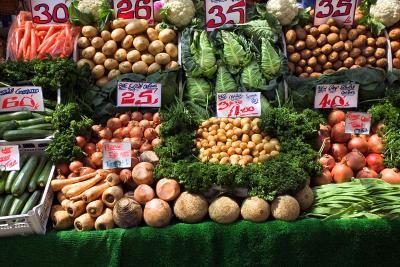 Les légumes sont affichés sur un marché.
