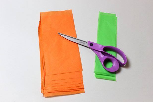 Couper le papier de soie en deux tailles