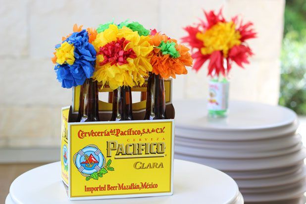 Arranger les fleurs dans des bouteilles de bière