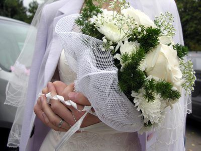 Oeillets blancs sont inclus dans ce bouquet de mariée.
