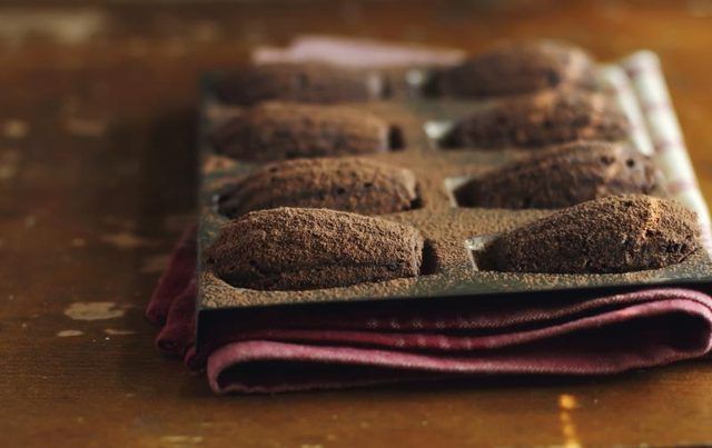 Délicieux, des brownies fraîchement cuits rester dans la poêle pour se rafraîchir avant de servir