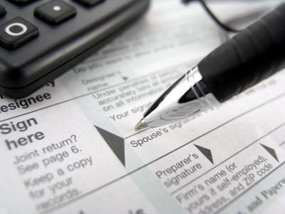 Close up de formulaires d'impôt et un stylo.