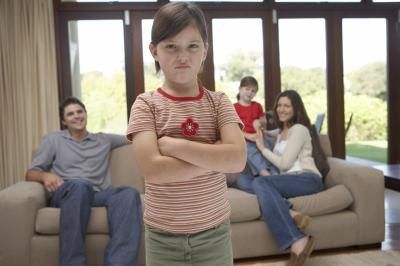 Un enfant du milieu peut percevoir un manque d'attention individuelle.