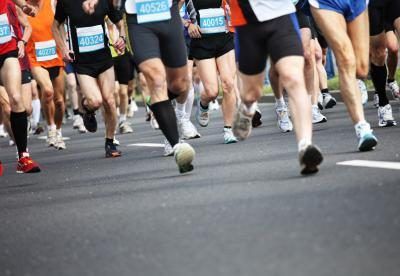 Un groupe de gens courir dans un marathon.