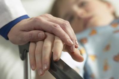 médecin touchante jeune patient's hand