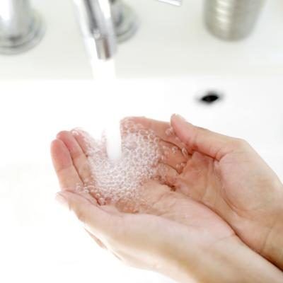 Minimiser l'exposition aux virus du rhume en veillant à toute personne en contact avec le bébé se lave les mains