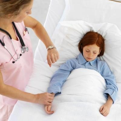 Infirmière en prenant enfant's pulse