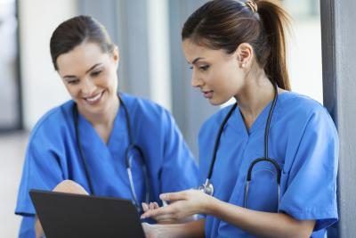 Externes Les infirmières aident l'infirmière de mentor dans tâches régulières de soins infirmiers.