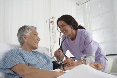 Les infirmières auxiliaires autorisées (CNA) fournissent des soins directs aux patients à des individus dans une variété de contextes de soins de santé.
