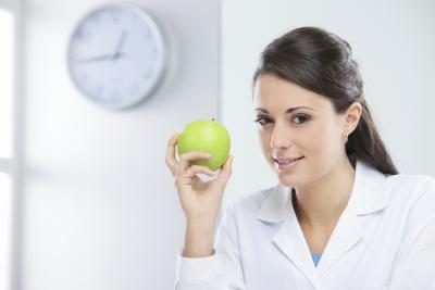 Nutritionniste tenant une pomme