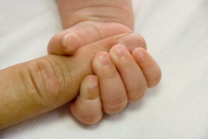 Dans le premier substage le bébé saisit tout ce qui est mis dans sa main.
