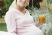 Une femme enceinte de jus d'orange potable