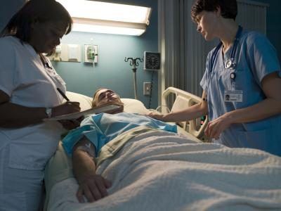 Une charge ou infirmière de salle peut être exigée à tout moment pour aider les autres infirmières sur le sol en fournissant des soins personnels à leurs patients.