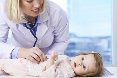 Les parents doivent le traiter comme une situation d'urgence quand un bébé's breathing becomes labored.