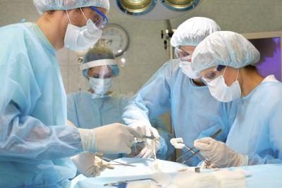 Quatre médecins pratiquant la chirurgie