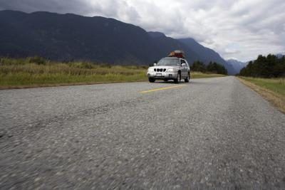 Une voiture sur une route pavée dans les montagnes