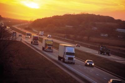 Voitures et camions circulant sur une autoroute