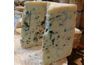 Bleu fromage a une base blanche crémeuse avec des veines bleuâtres qui la traverse.