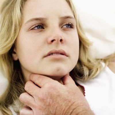 Parce que les ganglions lymphatiques dans le cou sont gonflés, vous pouvez rencontrer des difficultés à respirer, de la toux, ou même des douleurs thoraciques.