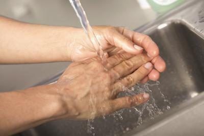 mains femme de lavage