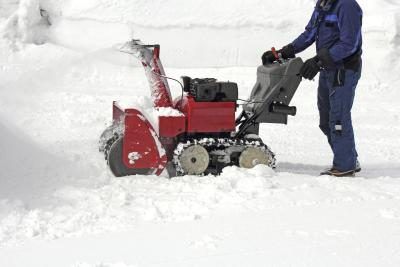 Un homme en utilisant une souffleuse à neige à double étage