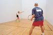 Couple jouant au racquetball