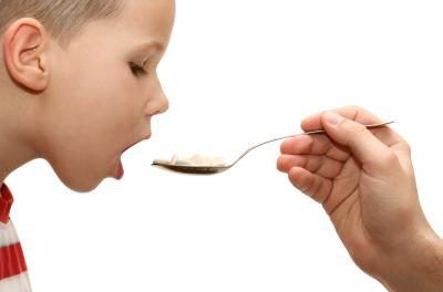 Différents médicaments et antibiotiques sont connus pour causer la décoloration et le jaunissement des dents chez les enfants.
