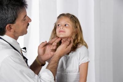Docteur vérifier un enfant's lymph node