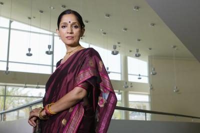 Femme indienne en sari intérieur.