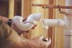 Travailler avec des tuyaux en PVC dans salle de bain rénovation