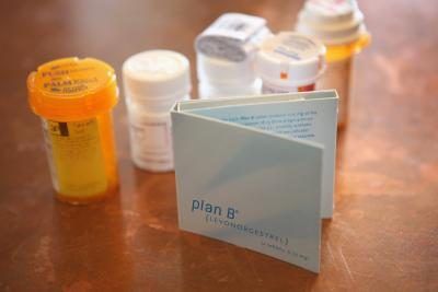 Plan B et des bouteilles de pilules sur ordonnance