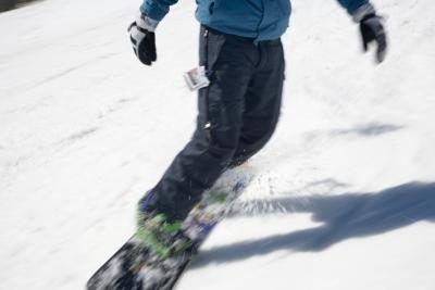 Pantalon de snowboard sont généralement plus lâche et plus spacieux que des pantalons de ski et combinent souvent deux ou trois couches du système à trois couches.