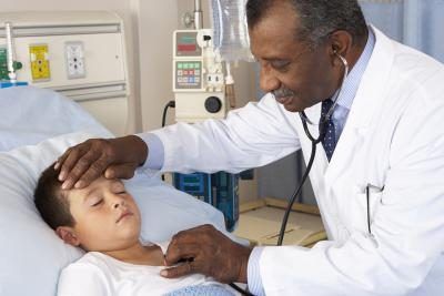 Docteur contrôle d'un jeune's boy's fever