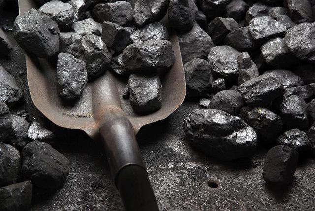 Close-up d'une pelle à un tas de charbon