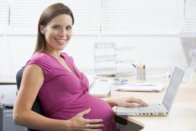 Une femme enceinte au travail.
